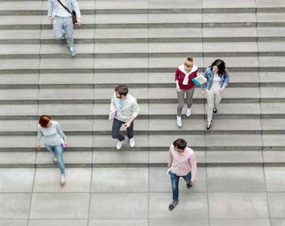 Studierende gehen eine Treppe herunter