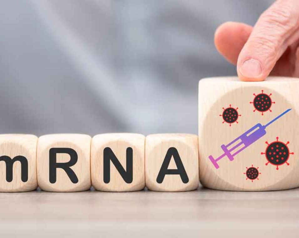 Konzept von mRNA-Impfstoffen auf Holzwürfeln