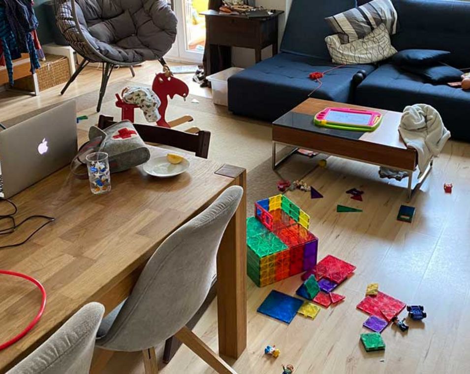 Wohnzimmer mit Arbeitssachen und Spielzeug