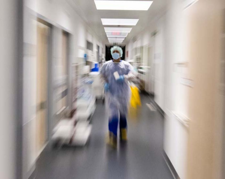 Ein Krankenpfleger läuft über die Intensivstation am Universitätsklinikum Schleswig-Holstein.