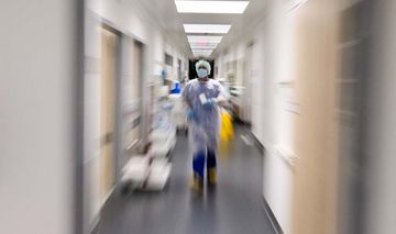 Ein Krankenpfleger läuft über die Intensivstation am Universitätsklinikum Schleswig-Holstein.