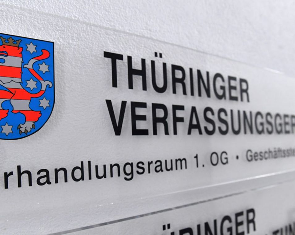 Auf einem Schild an einem Gebäude ist "Thüringer Verfassungsgericht" zu lesen. 