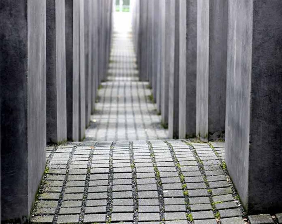 Gang zwischen den Betonquadern im Holocaust-Denkmal in Berlin