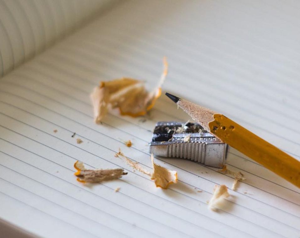 Ein bespitzter Bleistift auf einem Notizblock