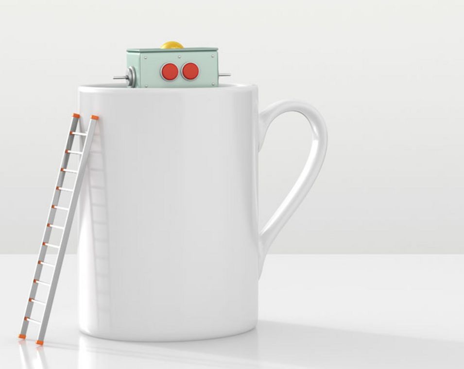 Roboter versteckt sich in einer weißen Tasse
