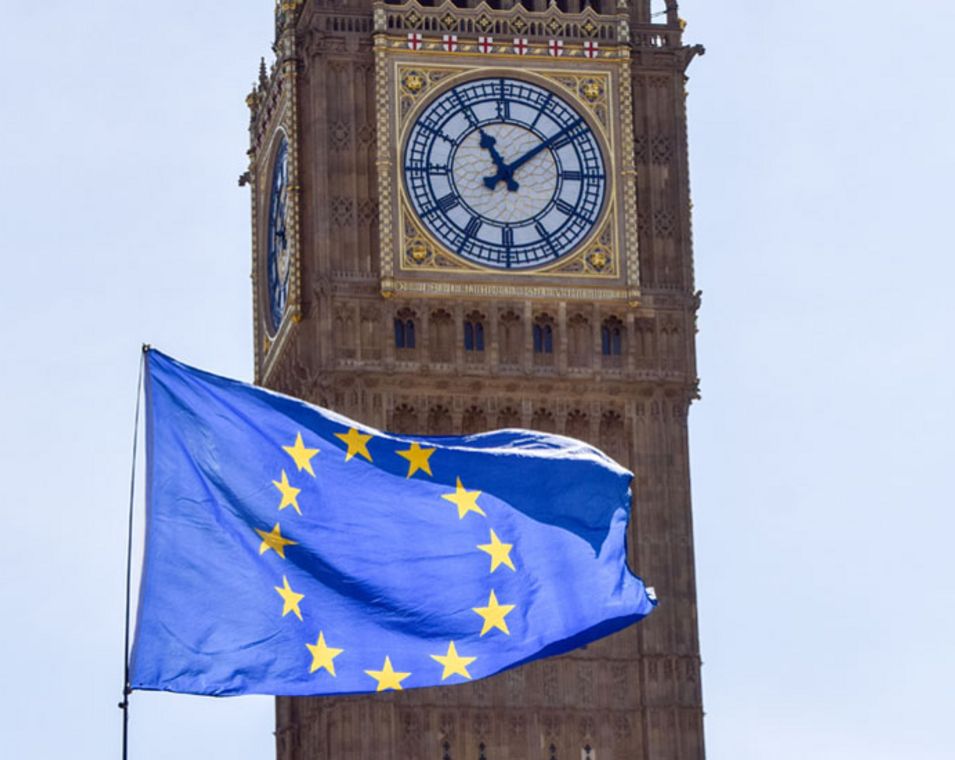 Die Flagge der Europäischen Union weht vor Big Ben in London