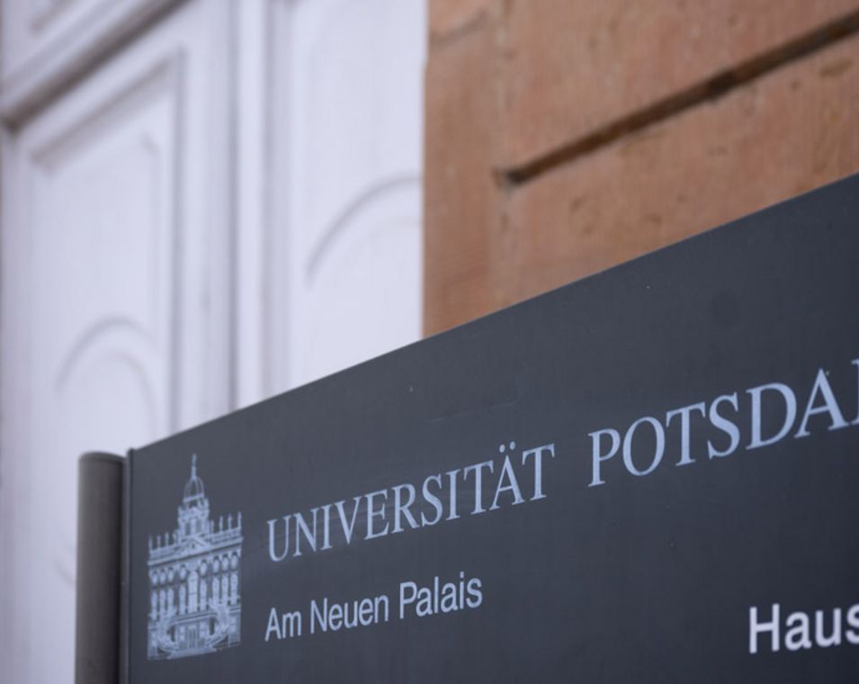 Schild mit der Aufschrift 'Universität Potsdam'