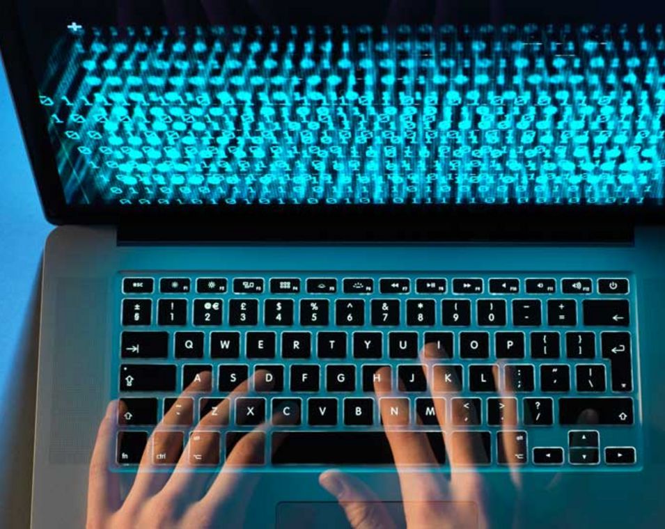 Symbolbild: Die Hände eines Hackers tippen am Laptop.