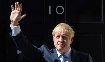 Premierminister Boris Johnson winkt vor der Downing Street Nr. 10