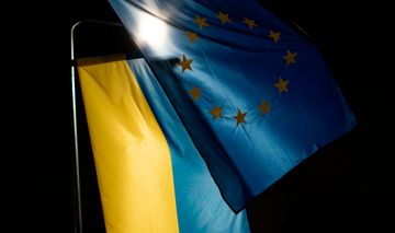 Flaggen der Ukraine und der EU.