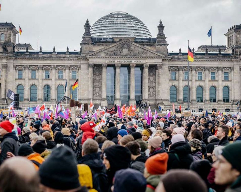 Eine große Menschenmasse demonstiert vor dem Reichstag in Berlin. 