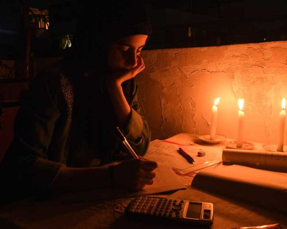 Wegen Stromausfällen und Brennstoffknappheit zünden Menschen im Libanon Kerzen an, auch Studierende bereiten sich so auf ihre Veranstaltungen vor.