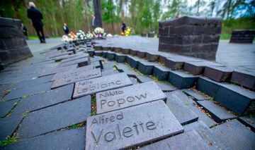 Mecklenburg-Vorpommern, Wöbbelin: Eine Steinreihe mit den Namen der Opfer in der Mahn- und Gedenkstätte am ehemaligen KZ-Außenlager Wöbbelin