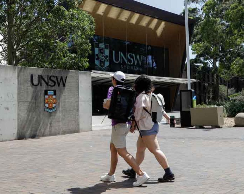 Studierende auf dem Campus der University of New South Wales in Sydney.