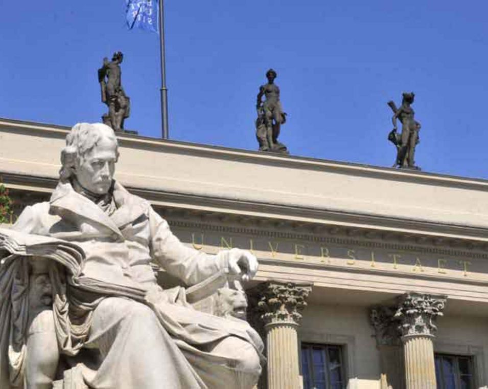 Das Foto zeigt das Denkmal für Wilhelm von Humboldt vor der gleichnamigen Berliner Universität