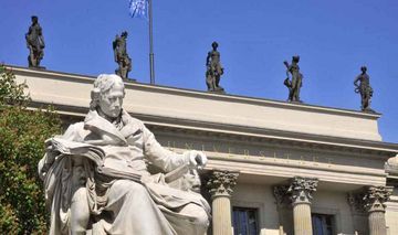 Das Foto zeigt das Denkmal für Wilhelm von Humboldt vor der gleichnamigen Berliner Universität