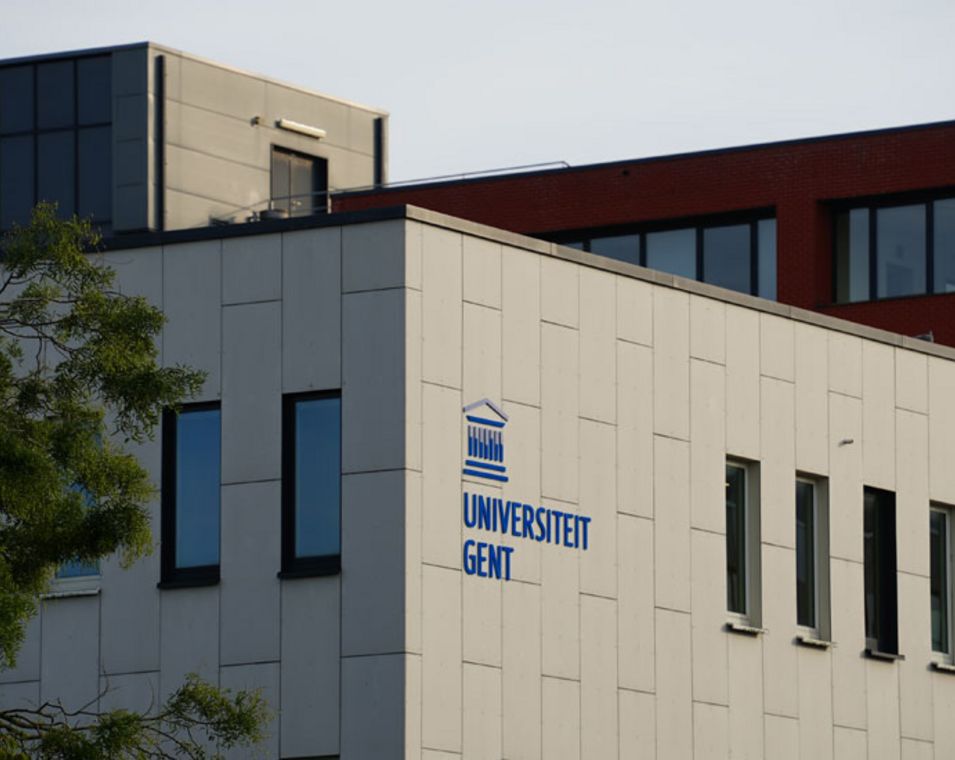 Foto von Gebäude der Universität Gent mit Logo und Schriftzug an der Fassade