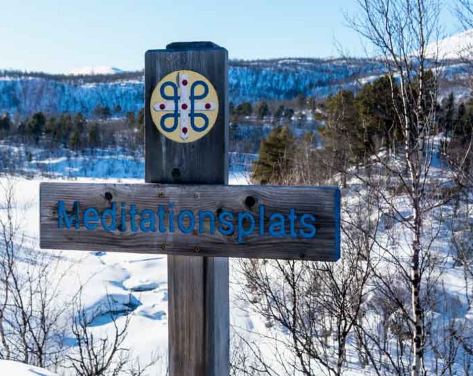 verschneite Winterlandschaft mit Meditationsplatz im schwedischen Abisko-Nationalpark