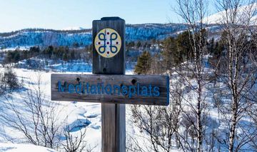 verschneite Winterlandschaft mit Meditationsplatz im schwedischen Abisko-Nationalpark