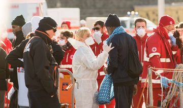 Hilfskräfte des Roten Kreuz und von Ärzte ohne Grenzen versorgen Menschen nach einer Such- und Rettungsmission im Mittelmeer.