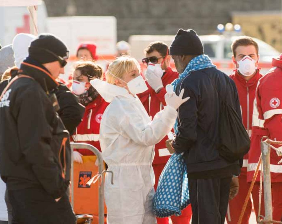 Hilfskräfte des Roten Kreuz und von Ärzte ohne Grenzen versorgen Menschen nach einer Such- und Rettungsmission im Mittelmeer.