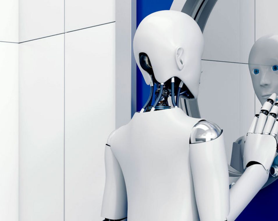 Ein humaoider Roboter steht vor einem Spiegel
