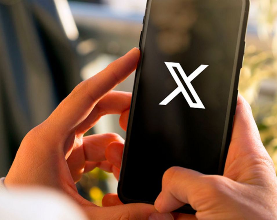 Eine Person öffnet X über ihr Smartphone