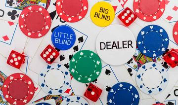 Verschiedene Pokerchips, Würfel und Spielkarten