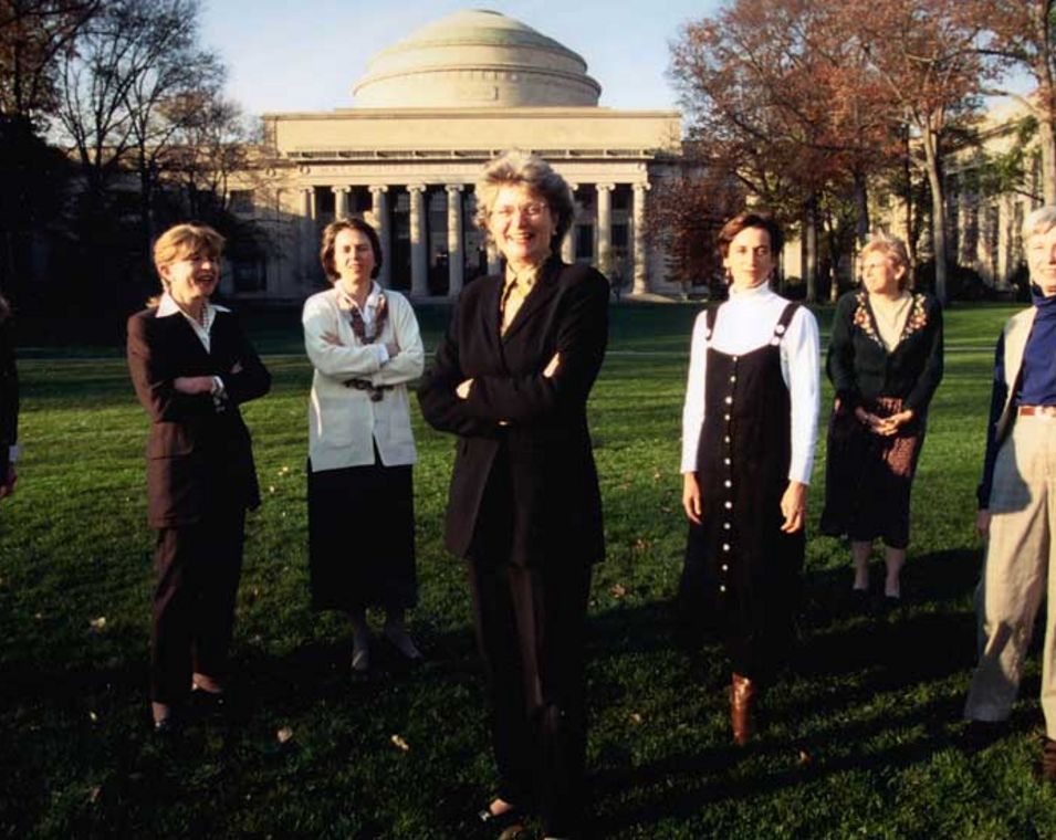 Gruppenaufnahme der Biologieprofessorin Nancy Hopkins und ihrer Mitstreiterinnen, die gemeinsam den sogenannten "MIT-Report" verfasst haben.