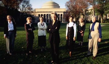 Gruppenaufnahme der Biologieprofessorin Nancy Hopkins und ihrer Mitstreiterinnen, die gemeinsam den sogenannten "MIT-Report" verfasst haben.