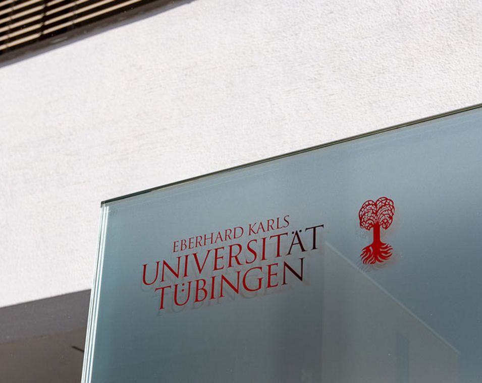 Schriftzug der Eberhard Karls Universität Tübingen an einem ihrer Gebäude
