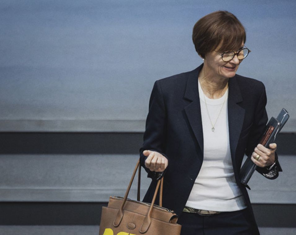 Bundesbildungsministerin Bettina Stark-Watzinger läuft eine Treppe herunter