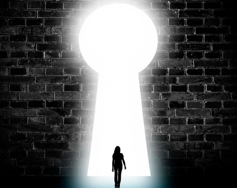 Illustration: Eine Frau steht vor einem riesigen erleuchteten Schlüsselloch.