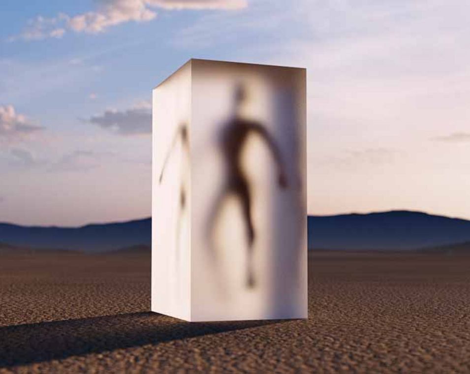 Silhouette einer Person in einem Eisklotz mitten in einer Wüste