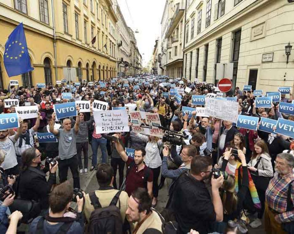 Demonstranten für die akademische Freiheit in Budapest