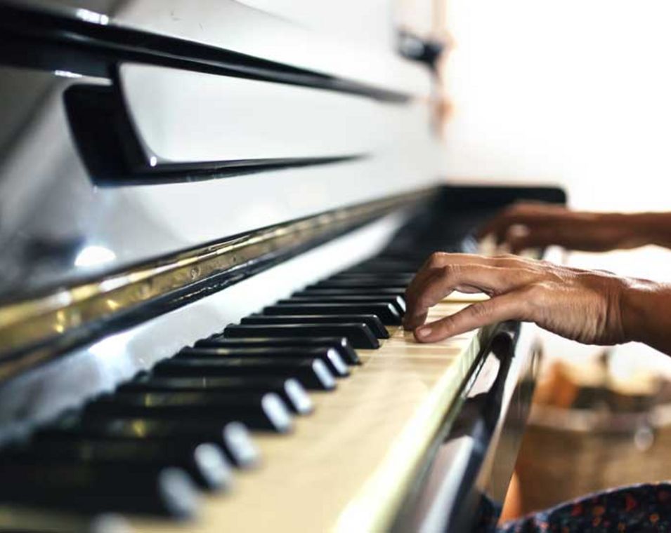 Das Foto zeigt eine Klaviertastatur mit den Händen eines Pianisten