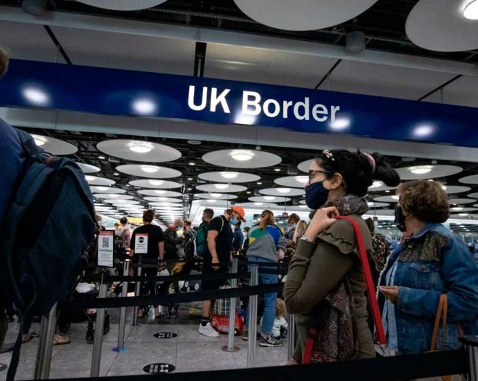 Einreisende an der britischen Grenze am Flughafen