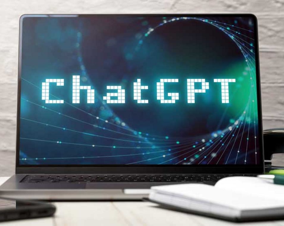 Schriftzug von ChatGPT auf einem Laptop-Bildschirm