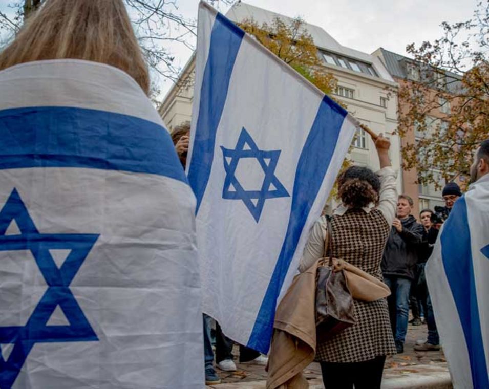 Mehrere Menschen mit Israel-Flaggen demonstrieren in Berlin.