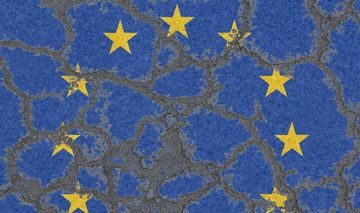 Bröckelnde Oberfläche mit EU-Flagge