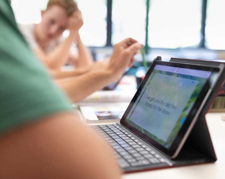 Schüler im Klassenzimmer verwendet Tablet für Sprachunterricht