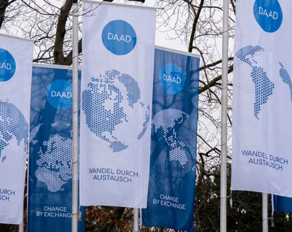Flaggen vor dem DAAD Hauptgebäude in Bonn