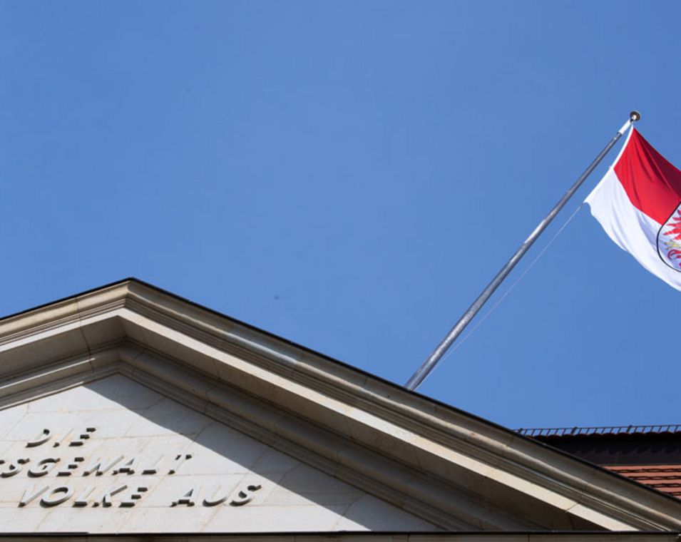 Flagge an der Staatskanzlei in Brandenburg
