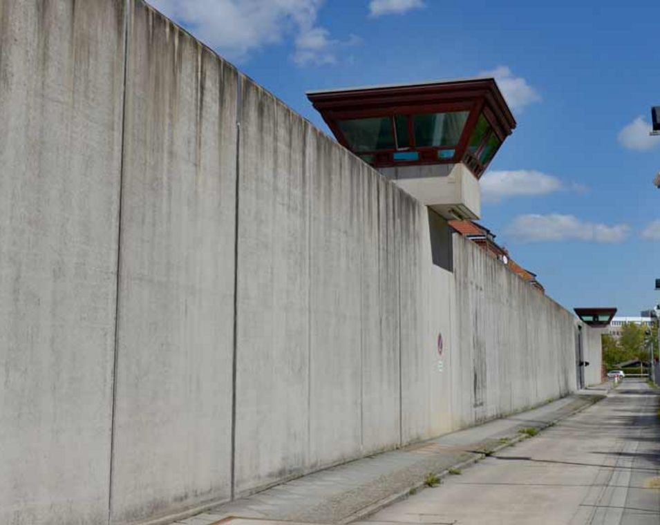Mauer der Justizvollzugsanstalt Berlin-Tegel
