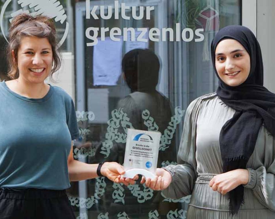 Foto der Preisträger: Gewinner in der Kategorie „Brücke in die Gesellschaft“: Das Projekt „kulturgrenzenlos" der Christian-Albrechts-Universität zu Kiel.