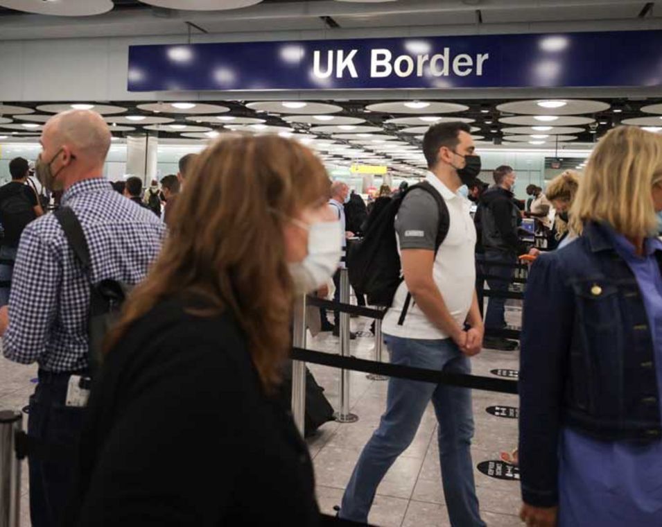 ankommende Passagiere in einer Schlange der britischen Grenzkontrolle am Flughafen Heathrow in London