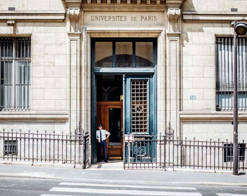 Ein historisches Gebäude mit der Aufschrift "Universität von Paris" auf französisch. 