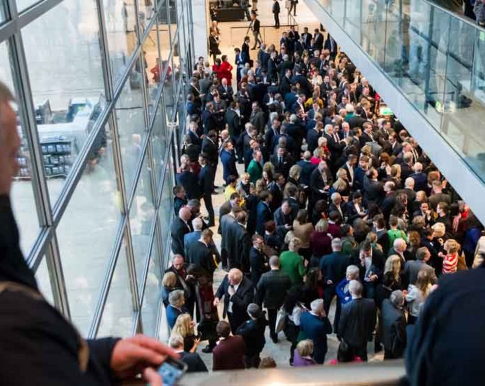 Das Foto zeigt Zuschauer, die eine sog. "Hammelsprung-Abstimmung" von Bundestagsabgeordneten beobachten.