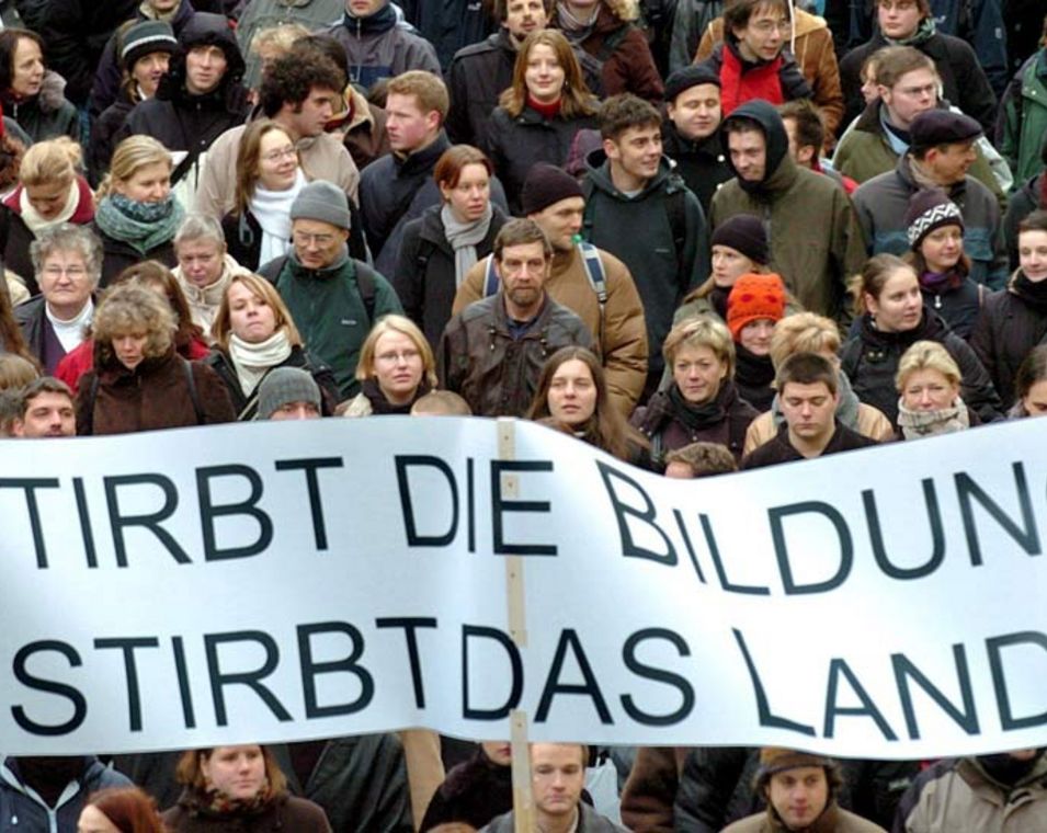 Studierende tragen während einer Demonstration in der Rostocker Innenstadt ein Spruchband mit der Aufschrift "Stirbt die Bildung - stirbt das Land!".  Das Foto ist aus dem Jahr 2004. 