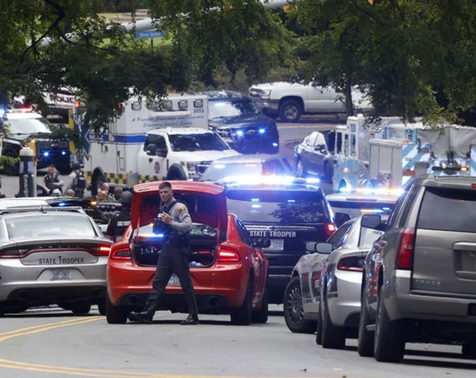 Einsatzwagen und ein Polizist bei einer Straßensperrung in North Carolina